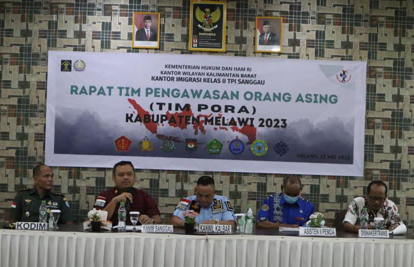 Petugas Imigrasi Melawi melayani masyarakat